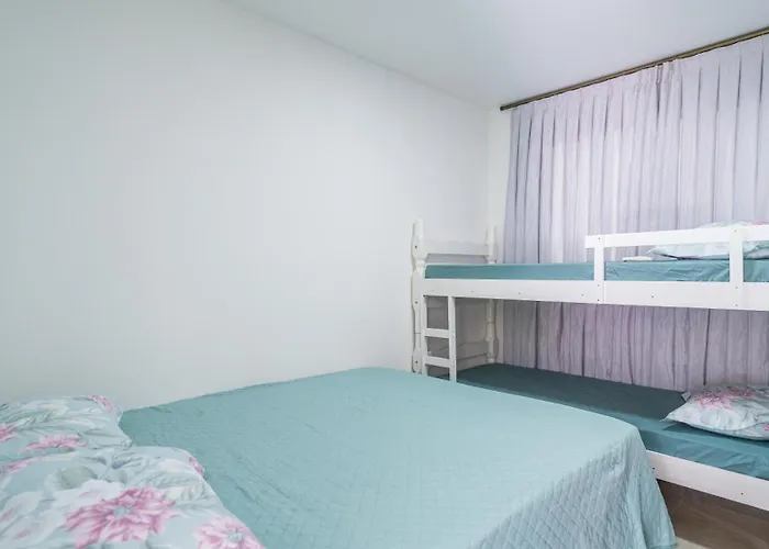 Residencial Com Piscina Possui Jacuzzi Aquecida Com Hidromassagem