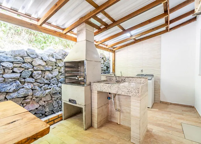 Residencial Com Piscina Possui Jacuzzi Aquecida Com Hidromassagem