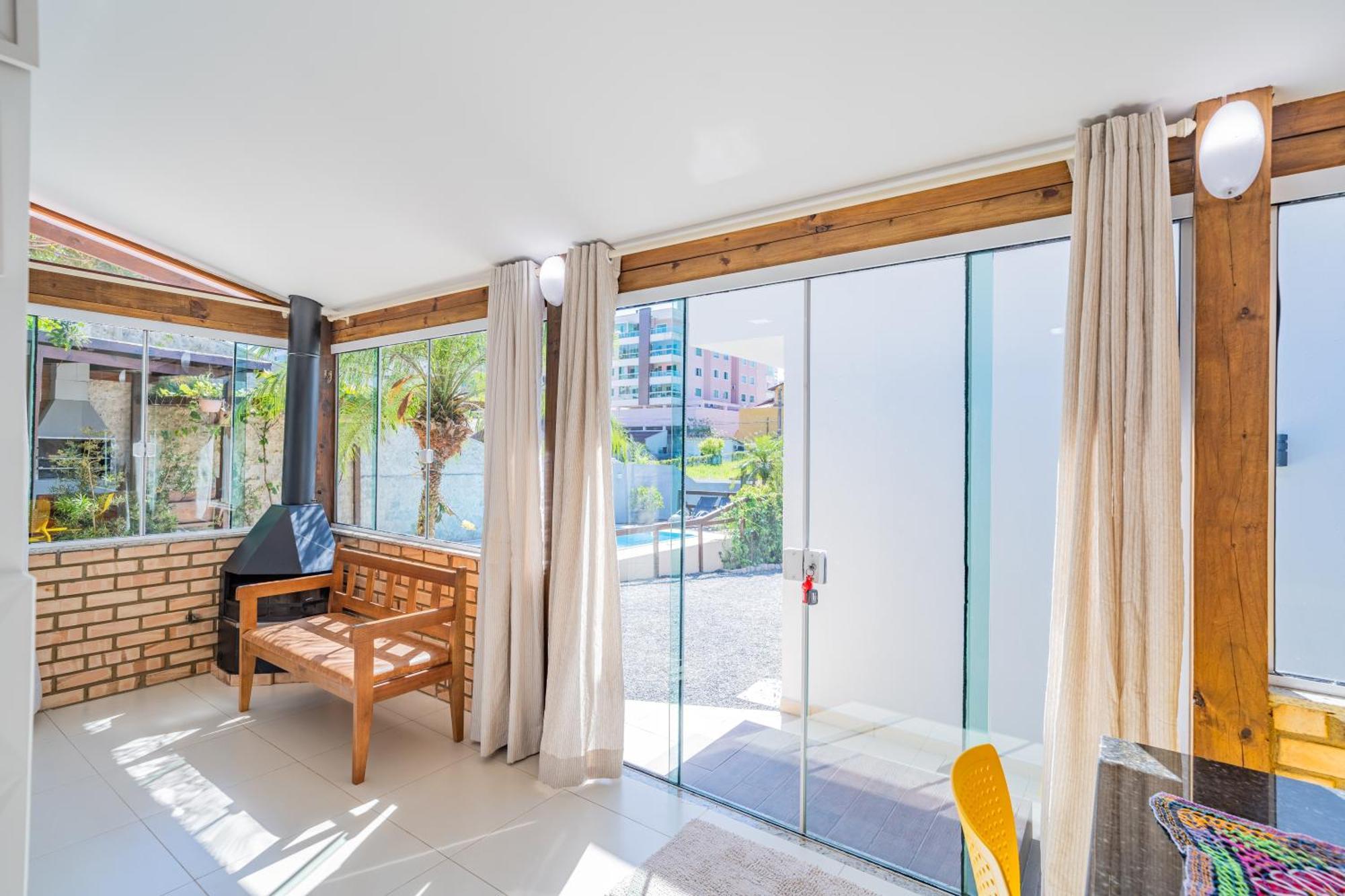 Residencial Com Piscina Possui Jacuzzi Aquecida Com Hidromassagem