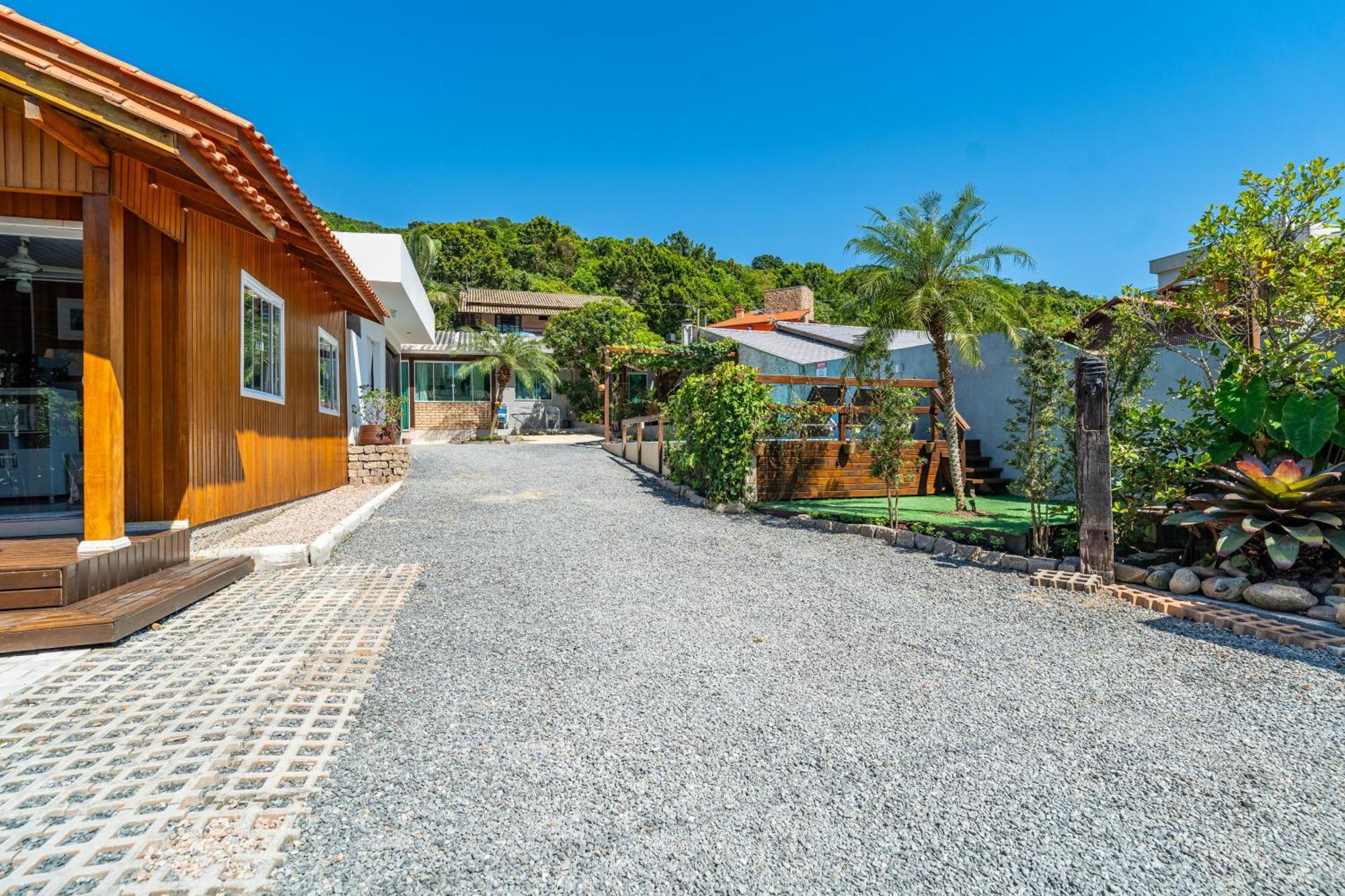 Residencial Com Piscina Possui Jacuzzi Aquecida Com Hidromassagem Bombinhas