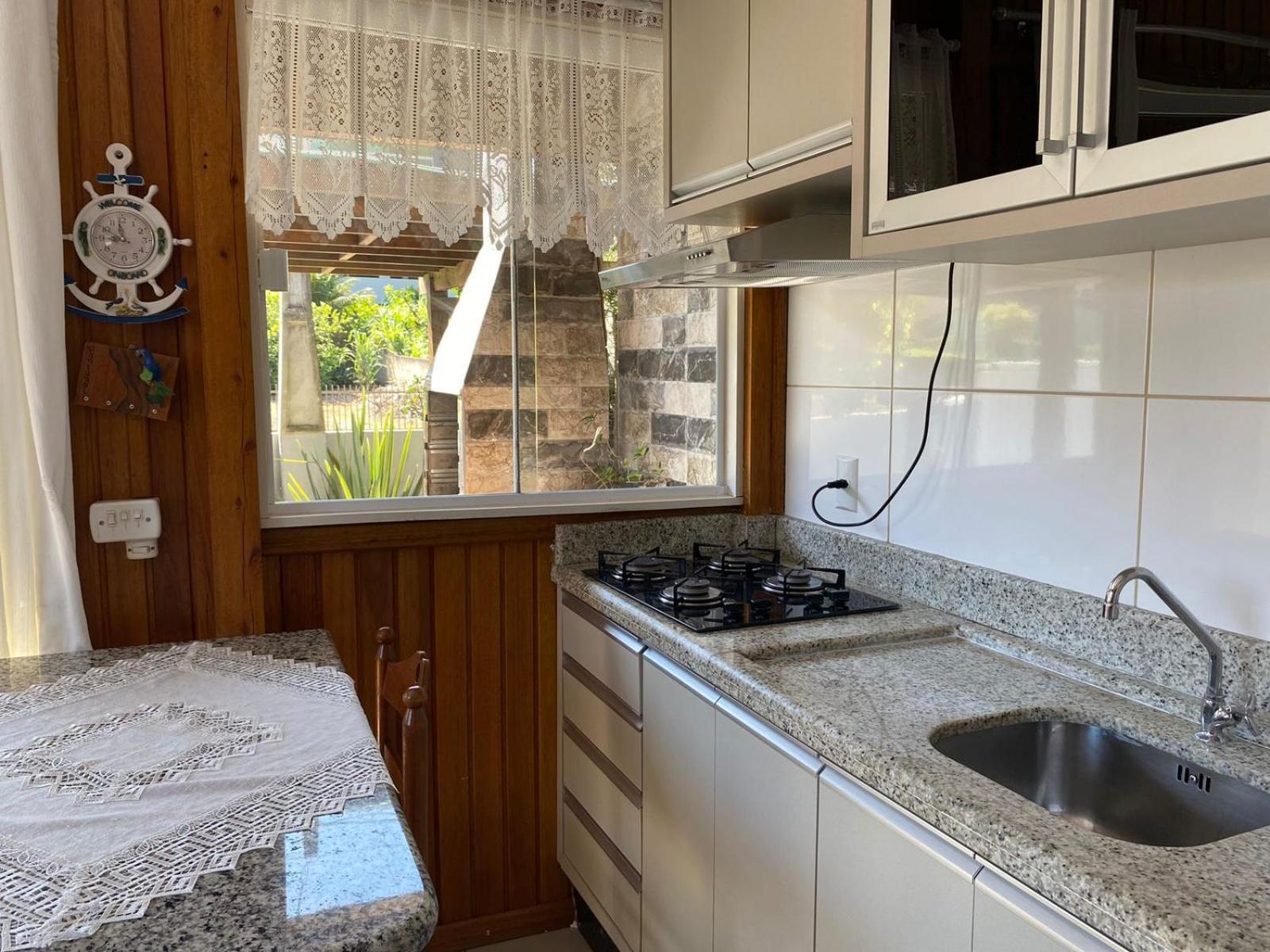 Residencial Com Piscina Possui Jacuzzi Aquecida Com Hidromassagem
