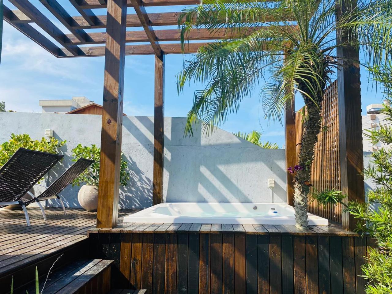 Residencial Com Piscina Possui Jacuzzi Aquecida Com Hidromassagem *