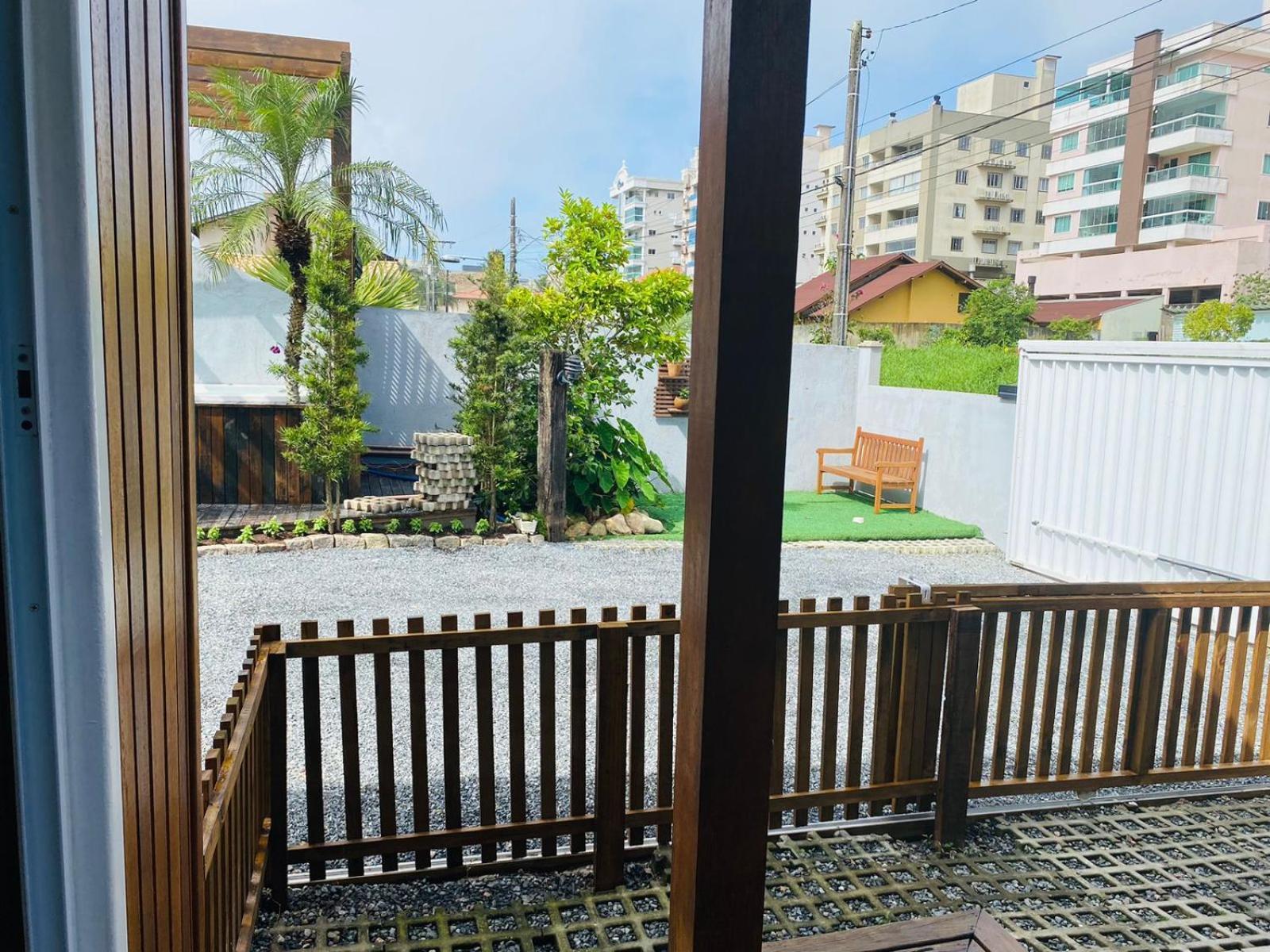 Residencial Com Piscina Possui Jacuzzi Aquecida Com Hidromassagem *