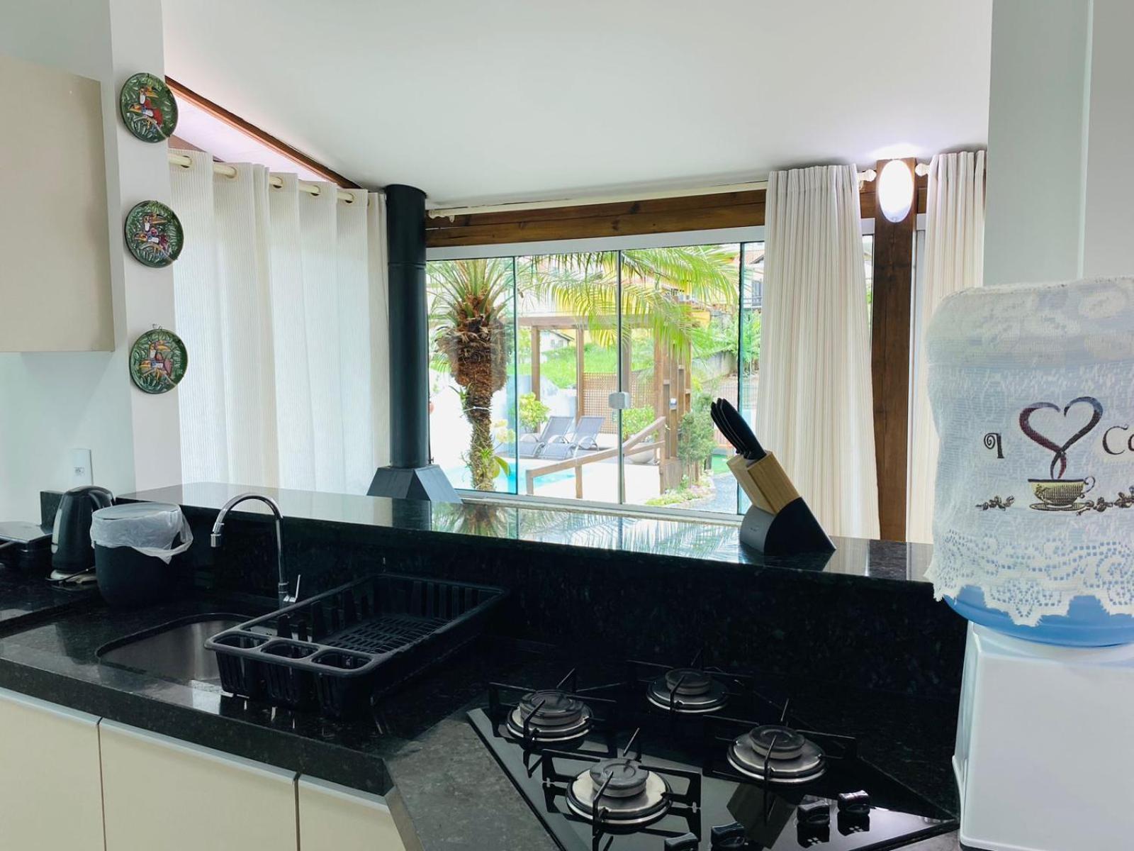 Residencial Com Piscina Possui Jacuzzi Aquecida Com Hidromassagem *