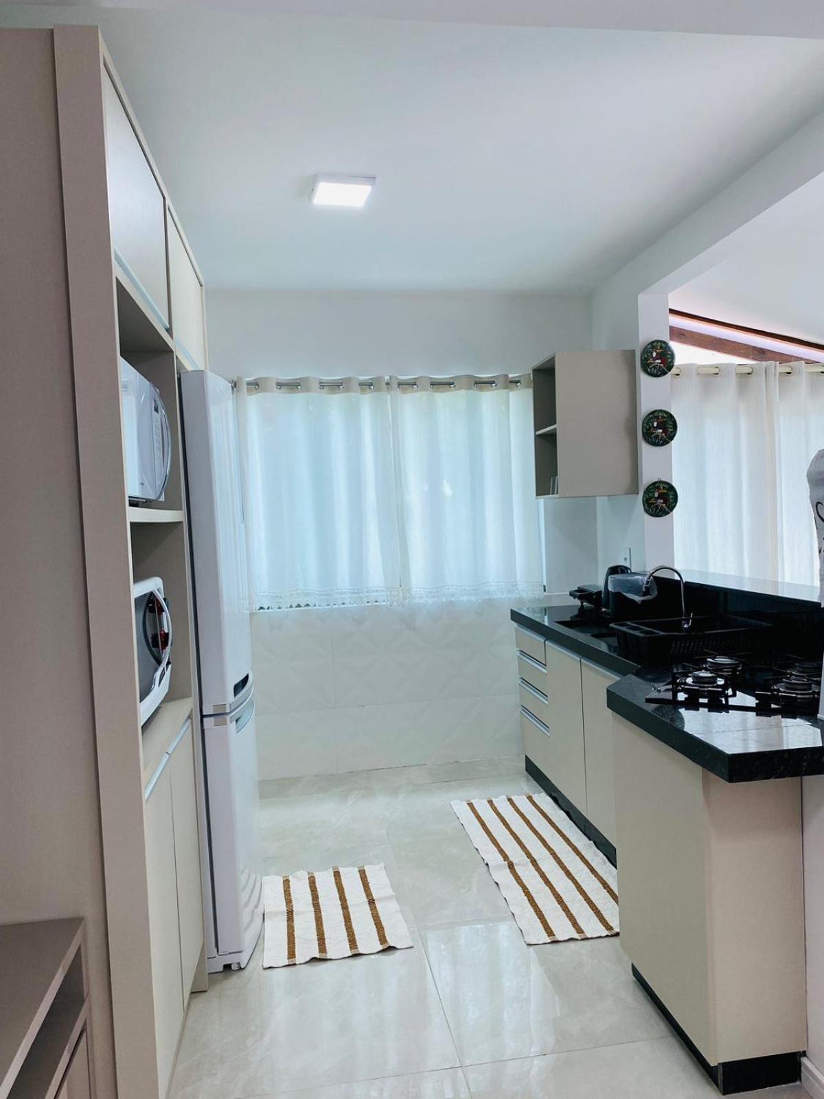Residencial Com Piscina Possui Jacuzzi Aquecida Com Hidromassagem *
