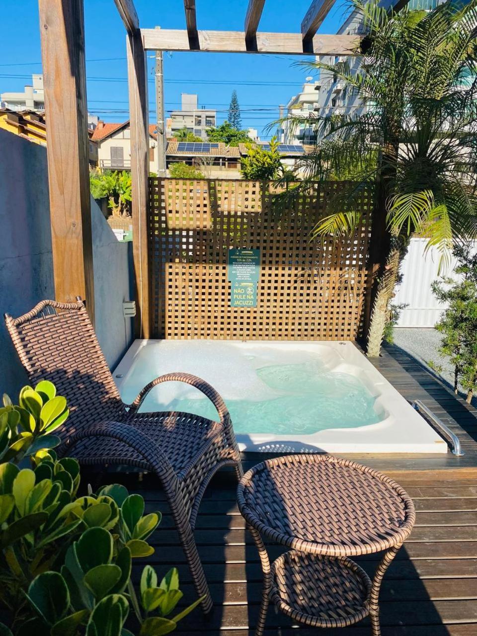 Residencial Com Piscina Possui Jacuzzi Aquecida Com Hidromassagem Bombinhas